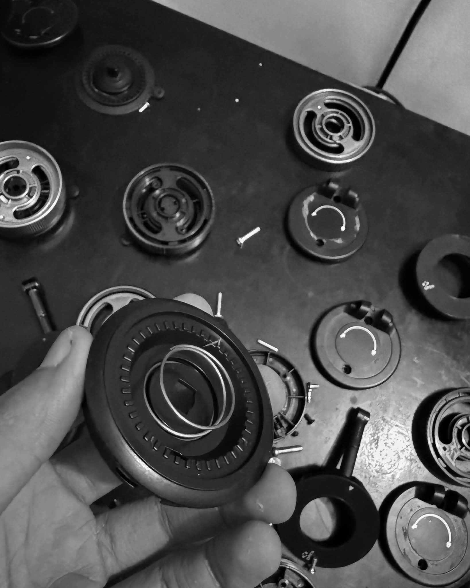 Vacuum Suction Magnetic Phone Holder, Foldable Retractable Suction Cup Car Phone Mount for Magsafe, 360° Adjustable Phone Stand